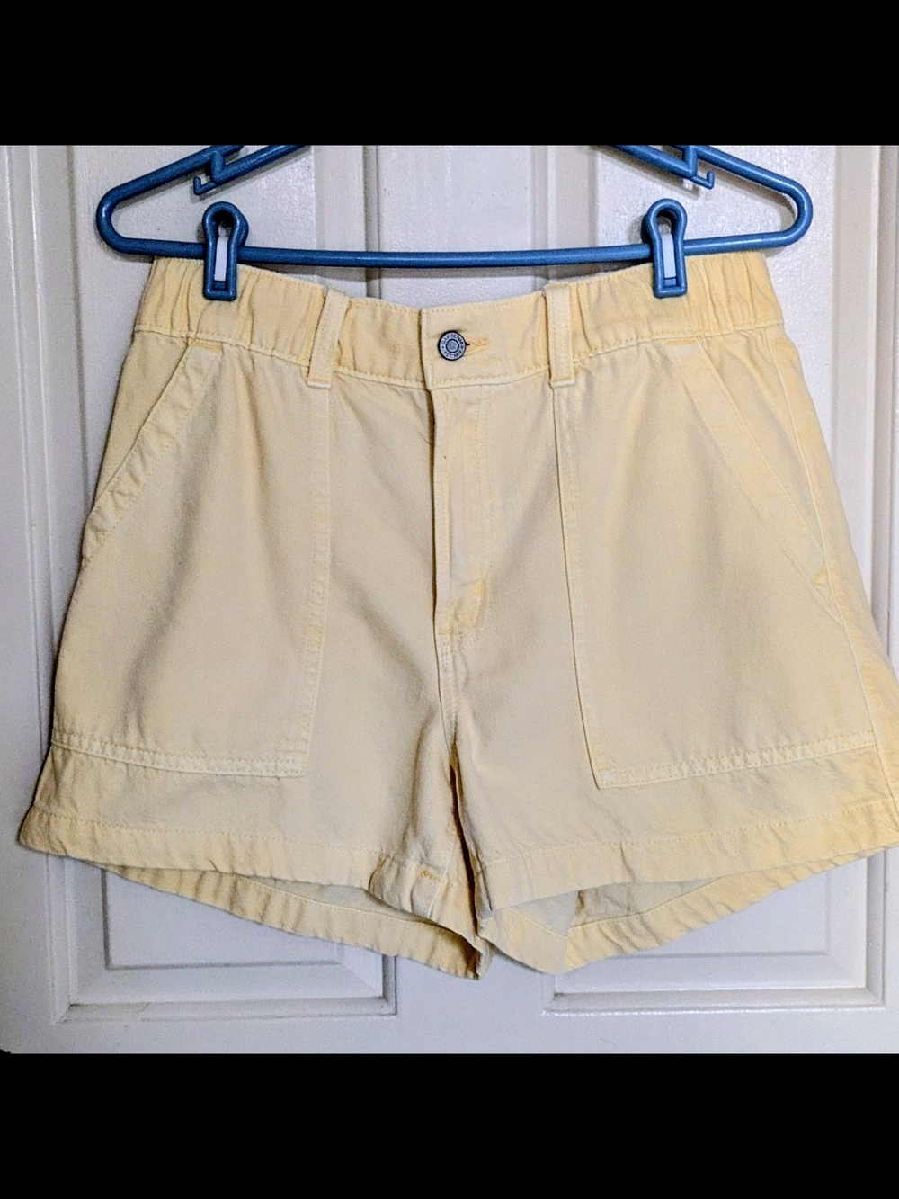 GAP Women's Elastic Twill  Waist Pale Yellow Casual Patch-Pocket Shorts.